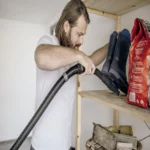 The wet and dry vacuum cleaner impresses with its compact design and robust 17-litre stainless steel container, 4 m cable, 2 m suction hose and fleece