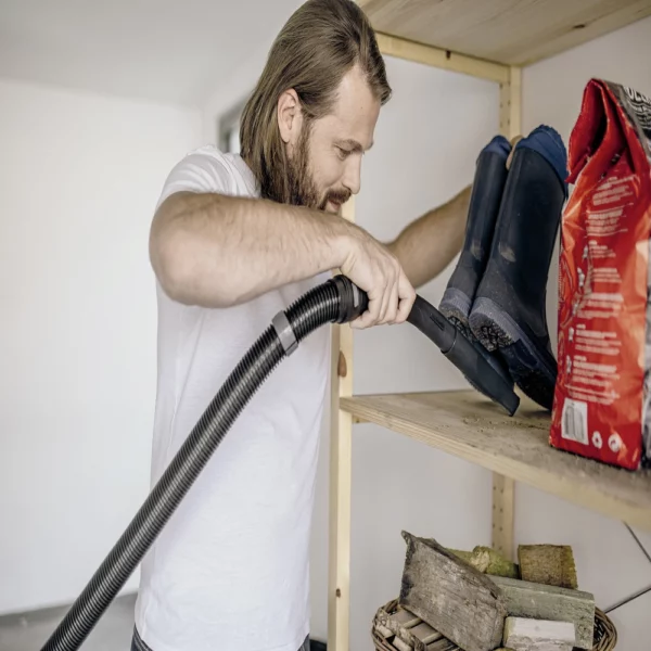 The wet and dry vacuum cleaner impresses with its compact design and robust 17-litre stainless steel container, 4 m cable, 2 m suction hose and fleece