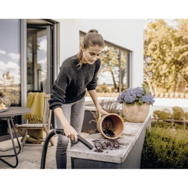 The wet and dry vacuum cleaner impresses with its compact design and robust 17-litre stainless steel container, 4 m cable, 2 m suction hose and fleece